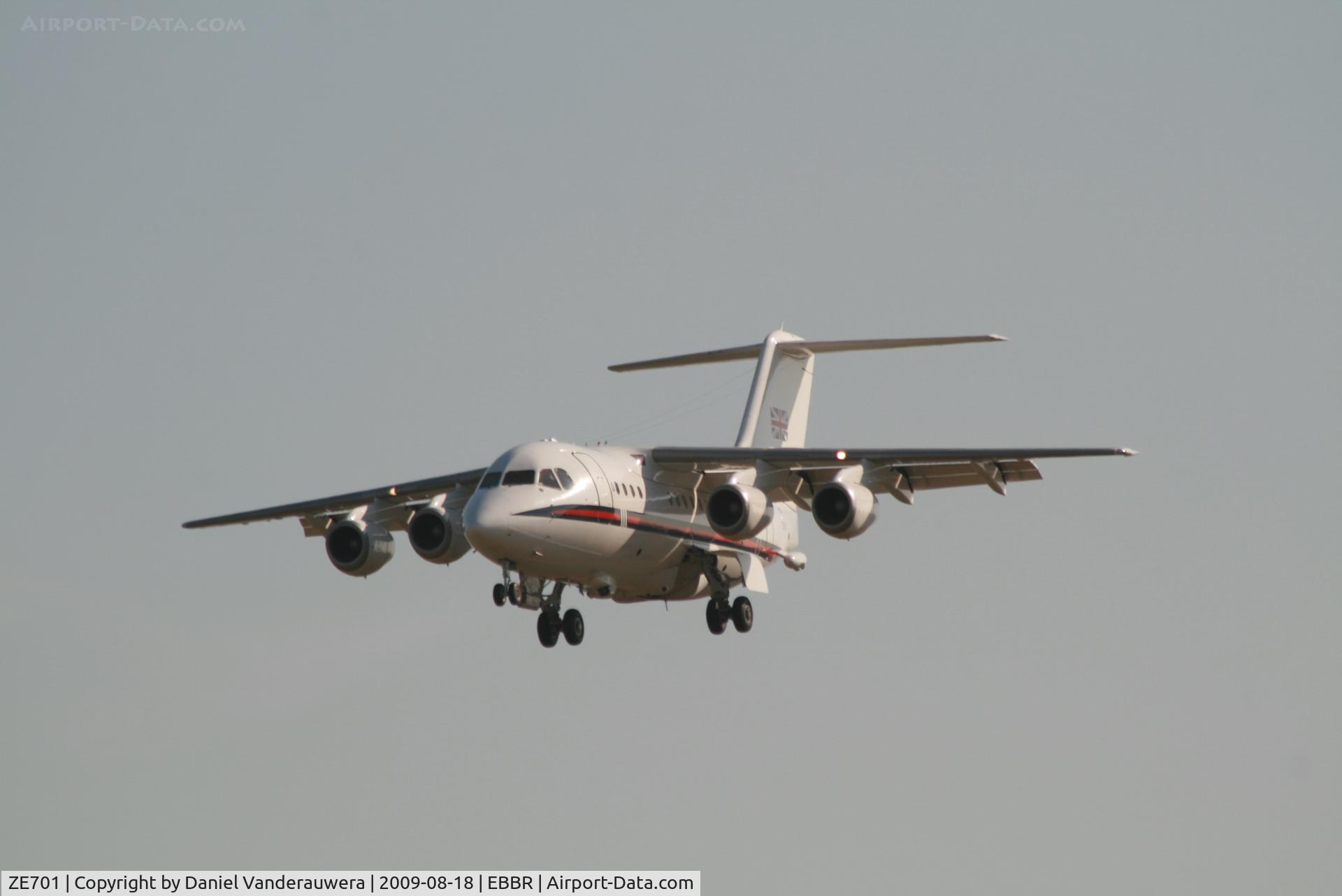 ZE701, 1985 British Aerospace BAe.146 CC.2 C/N E1029, Arriving to rwy 25L
