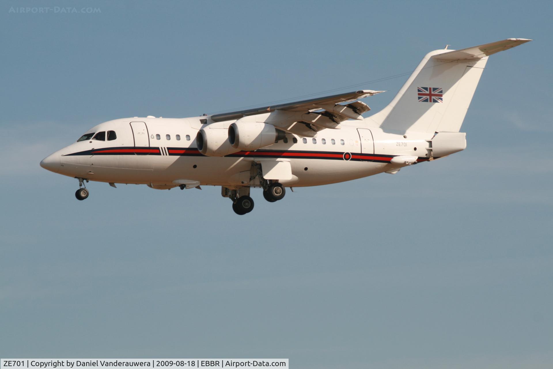 ZE701, 1985 British Aerospace BAe.146 CC.2 C/N E1029, descending to rwy 25L