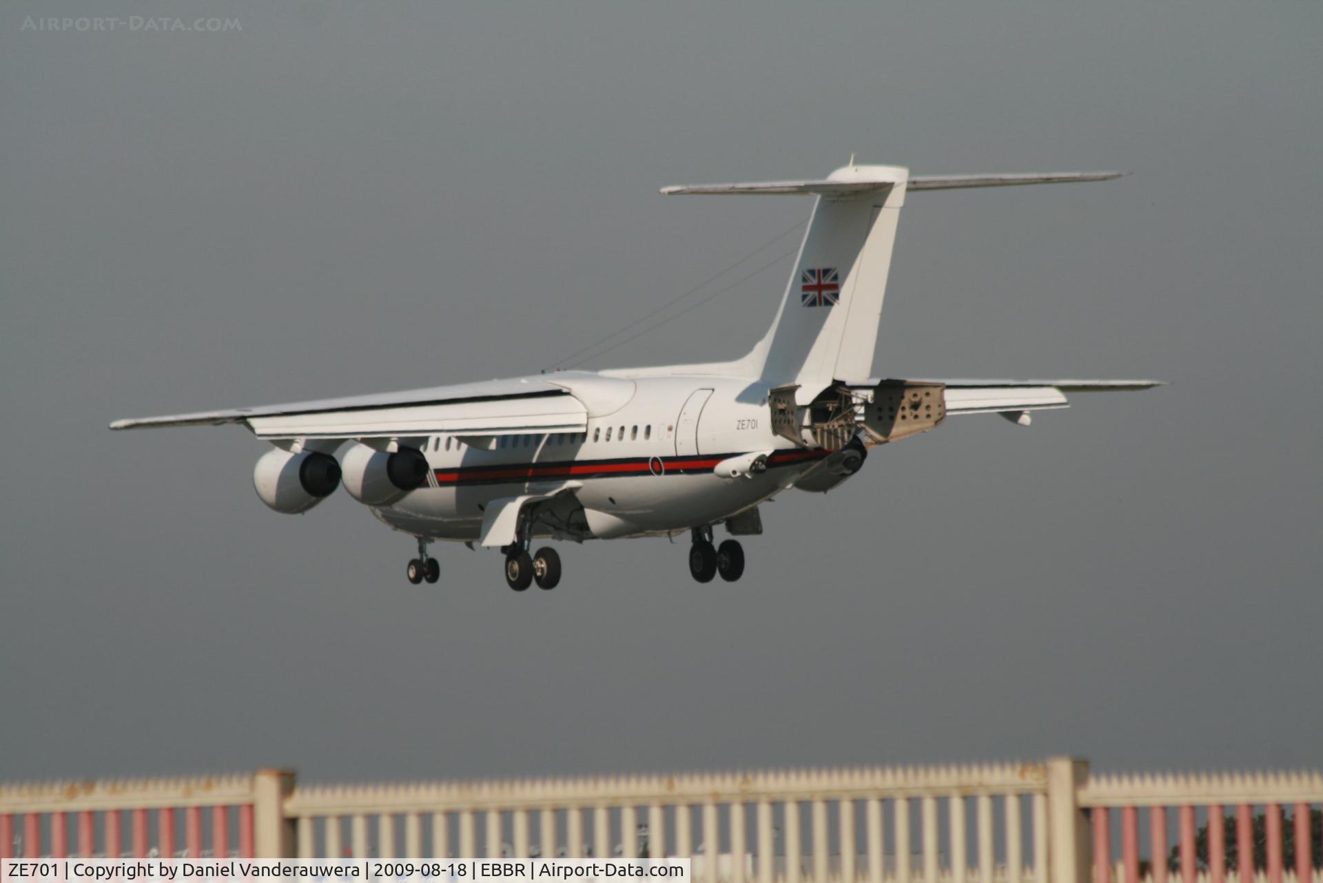 ZE701, 1985 British Aerospace BAe.146 CC.2 C/N E1029, several seconds before landing on rwy 25L