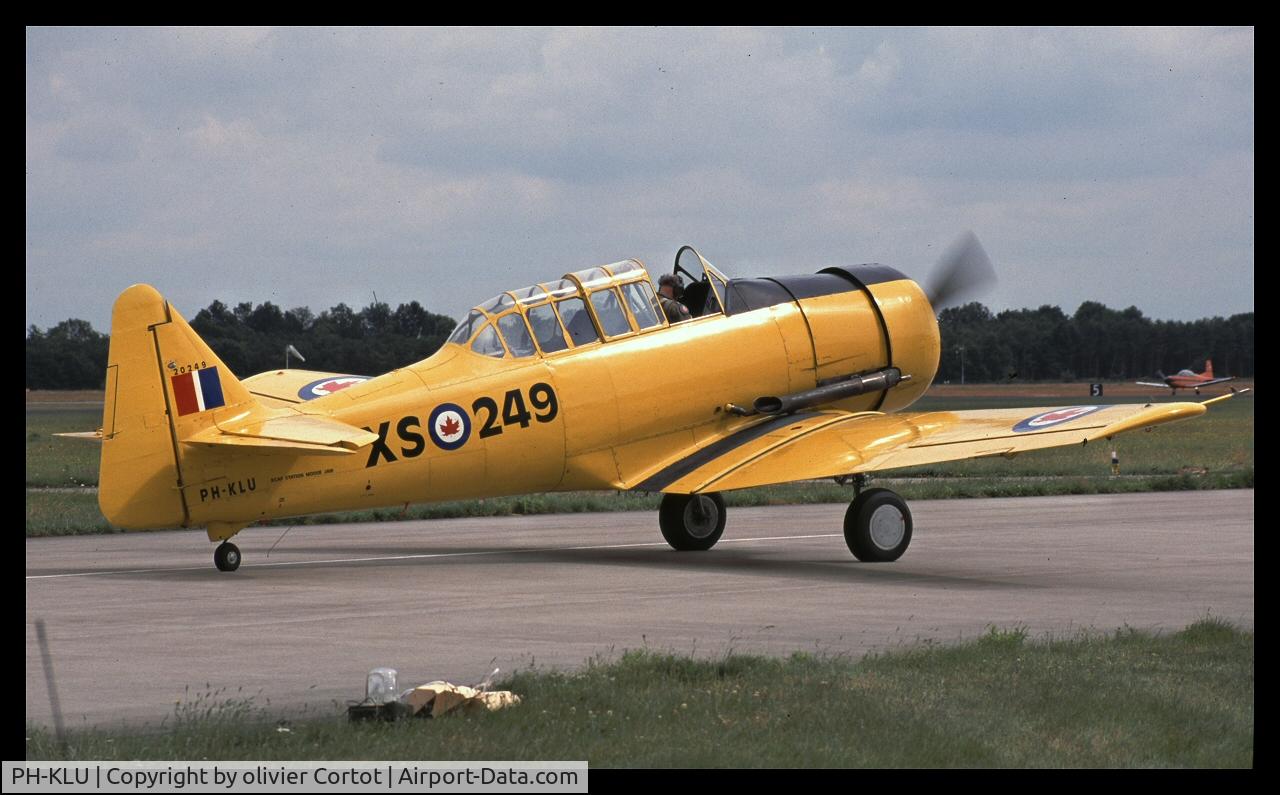 PH-KLU, Noorduyn AT-16 Harvard IIB C/N 14A-1184, Volkel Air Show 2004