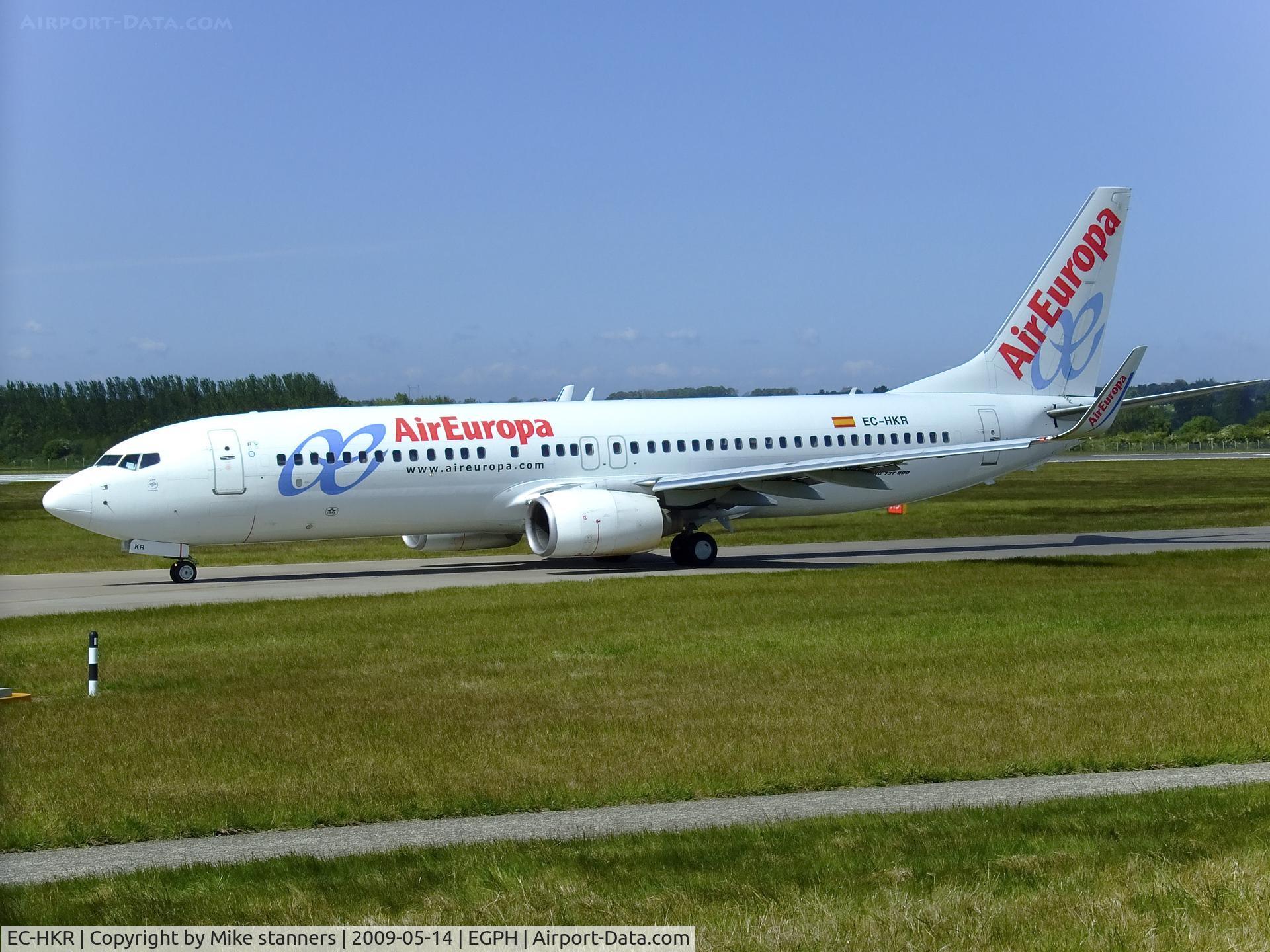 EC-HKR, 2000 Boeing 737-85P C/N 28536, Kilo Romeo taxiing to runway 06 at EDI