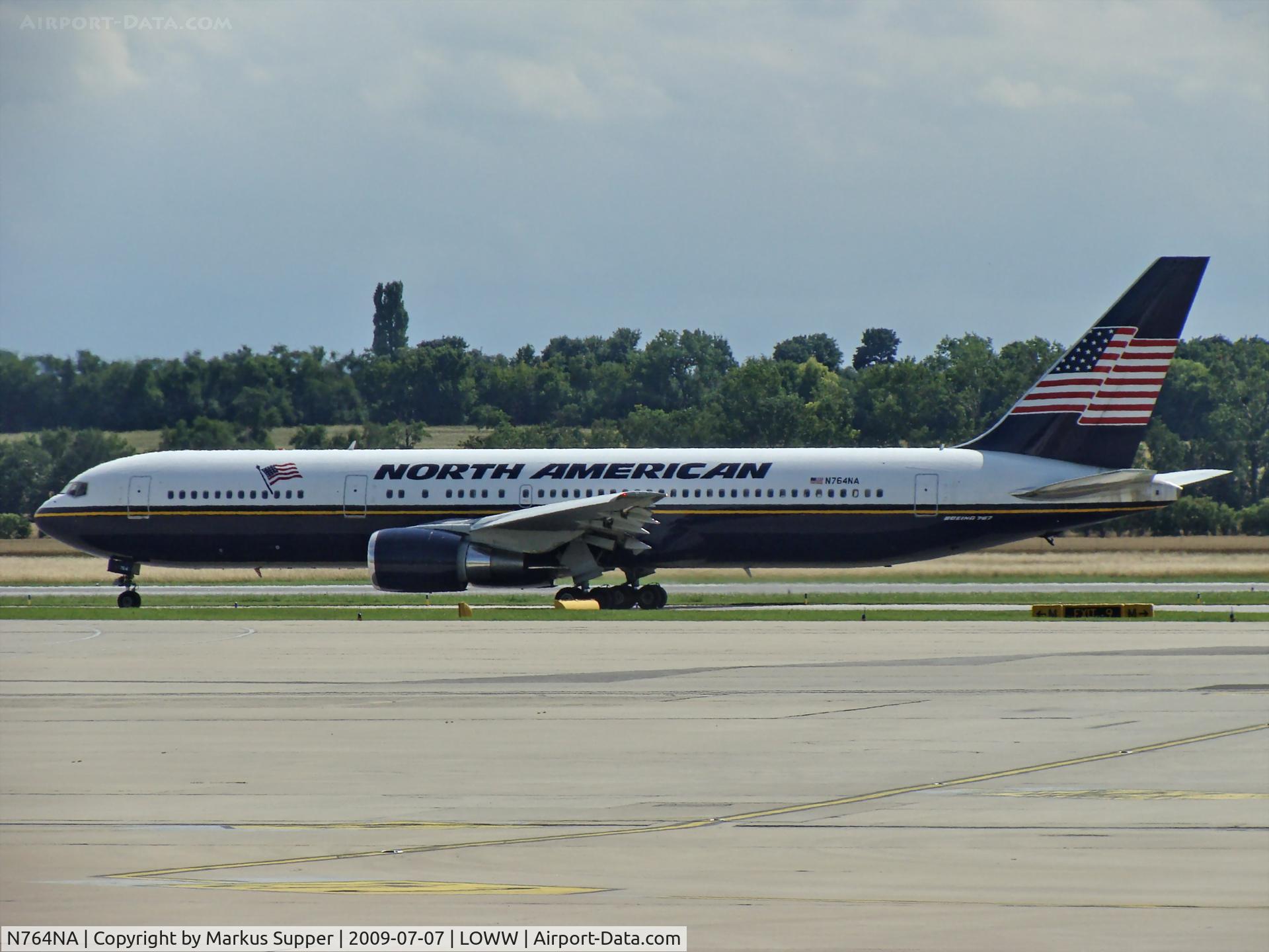 N764NA, 1993 Boeing 767-328 C/N 27135, Taxiing to runway 29