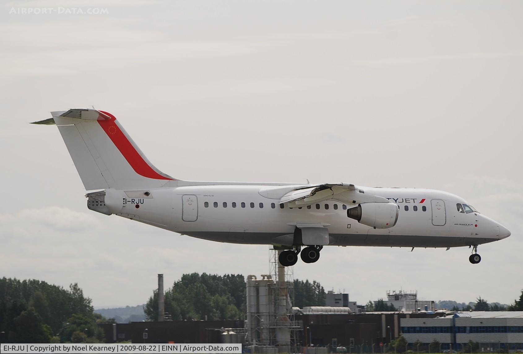 EI-RJU, 2000 British Aerospace Avro 146-RJ85A C/N E2367, Landing Rwy 24
