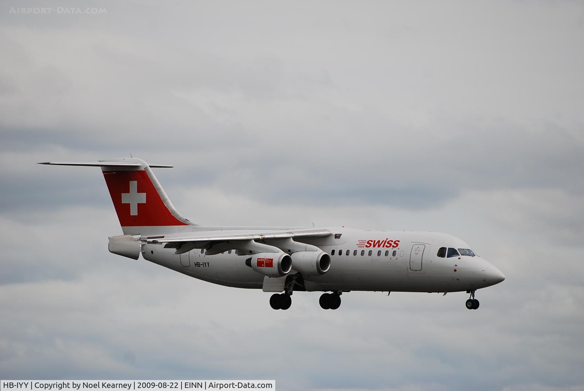 HB-IYY, 1998 British Aerospace Avro 146-RJ100 C/N E3339, Landing Rwy 24