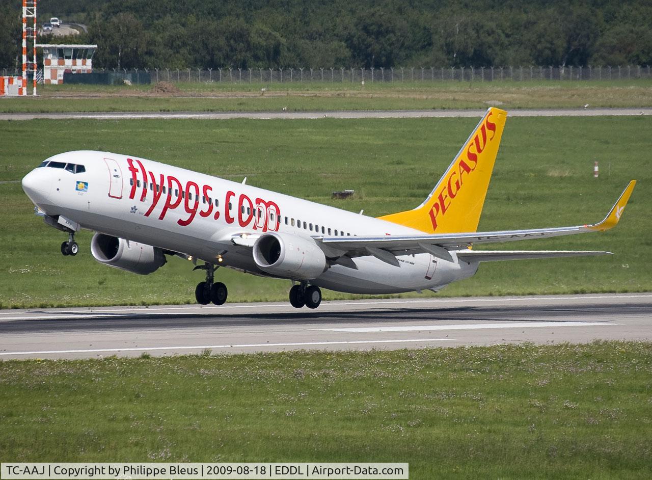 TC-AAJ, 2009 Boeing 737-82R C/N 35702, Lift off on rwy 23L.