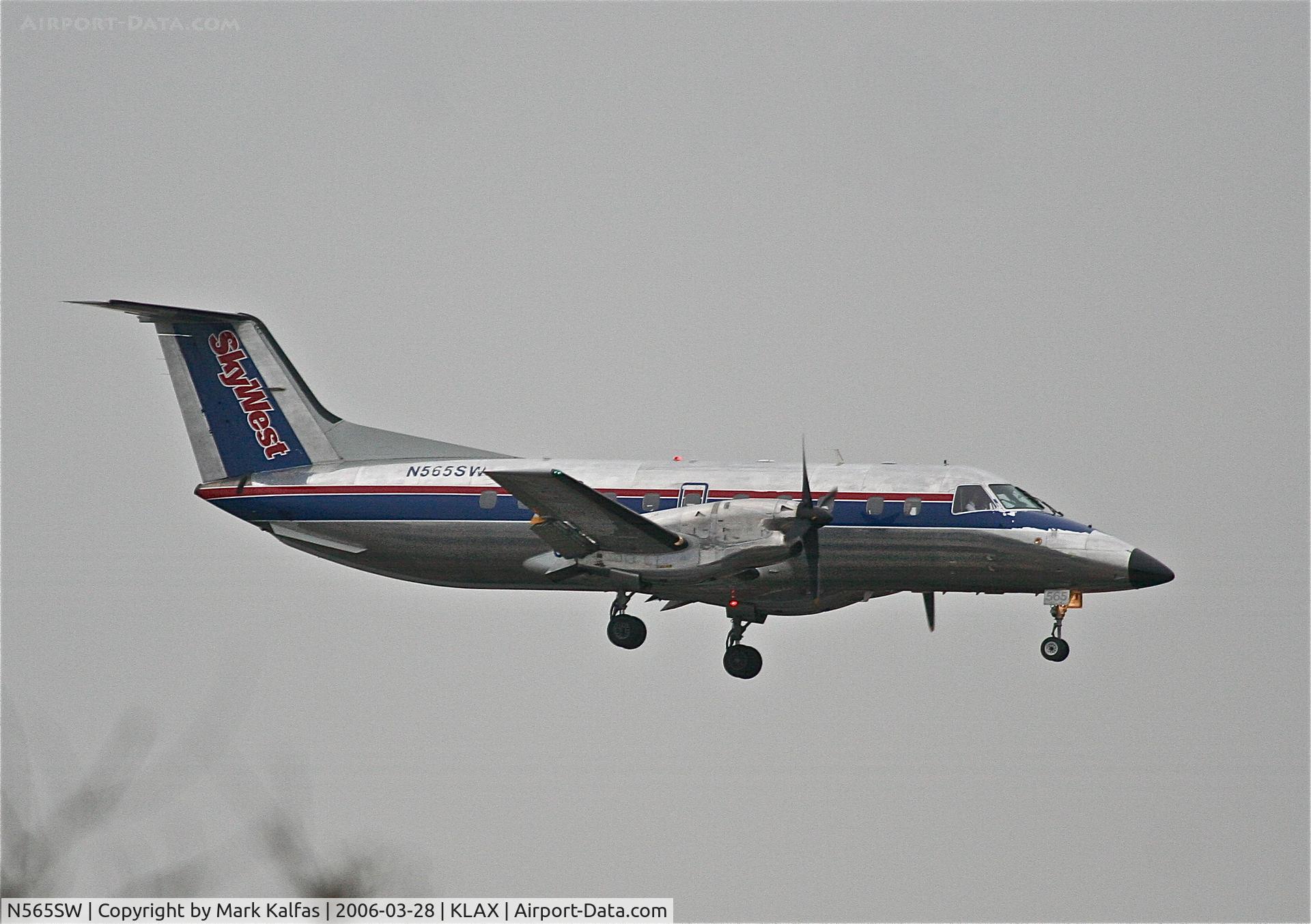 N565SW, 1998 Embraer EMB-120ER Brasilia C/N 120340, Skywest Embraer EMB-120ER arriving 7R KLAX on a trip from KSNA.