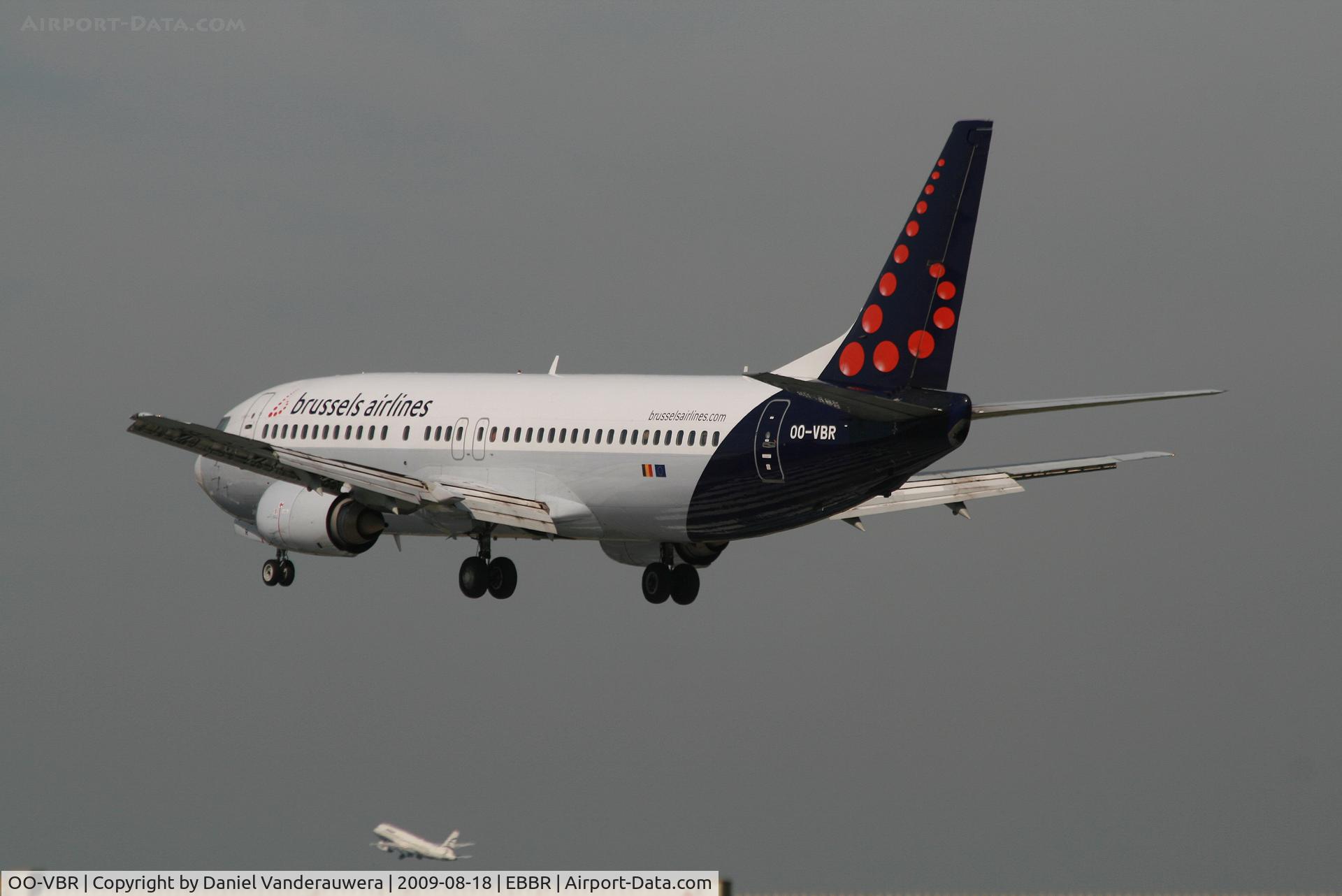 OO-VBR, 1989 Boeing 737-4Y0 C/N 24134, flight SN3696 is descending to rwy 25L while flight A3 621 is taking off from rwy 25R
