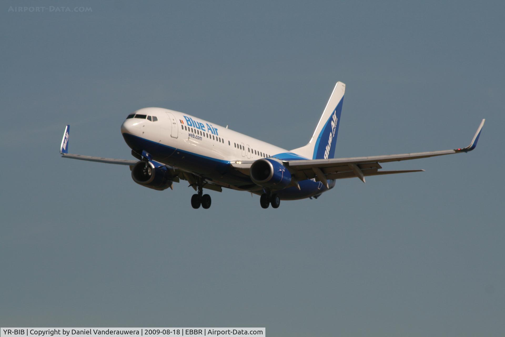 YR-BIB, 2000 Boeing 737-8AS C/N 29926, Approach to rwy 25L