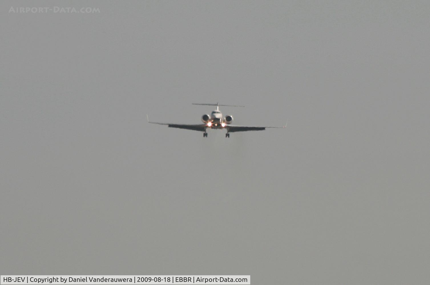 HB-JEV, 2004 Gulfstream Aerospace GV-SP (G550) C/N 5040, Approach to rwy 25L