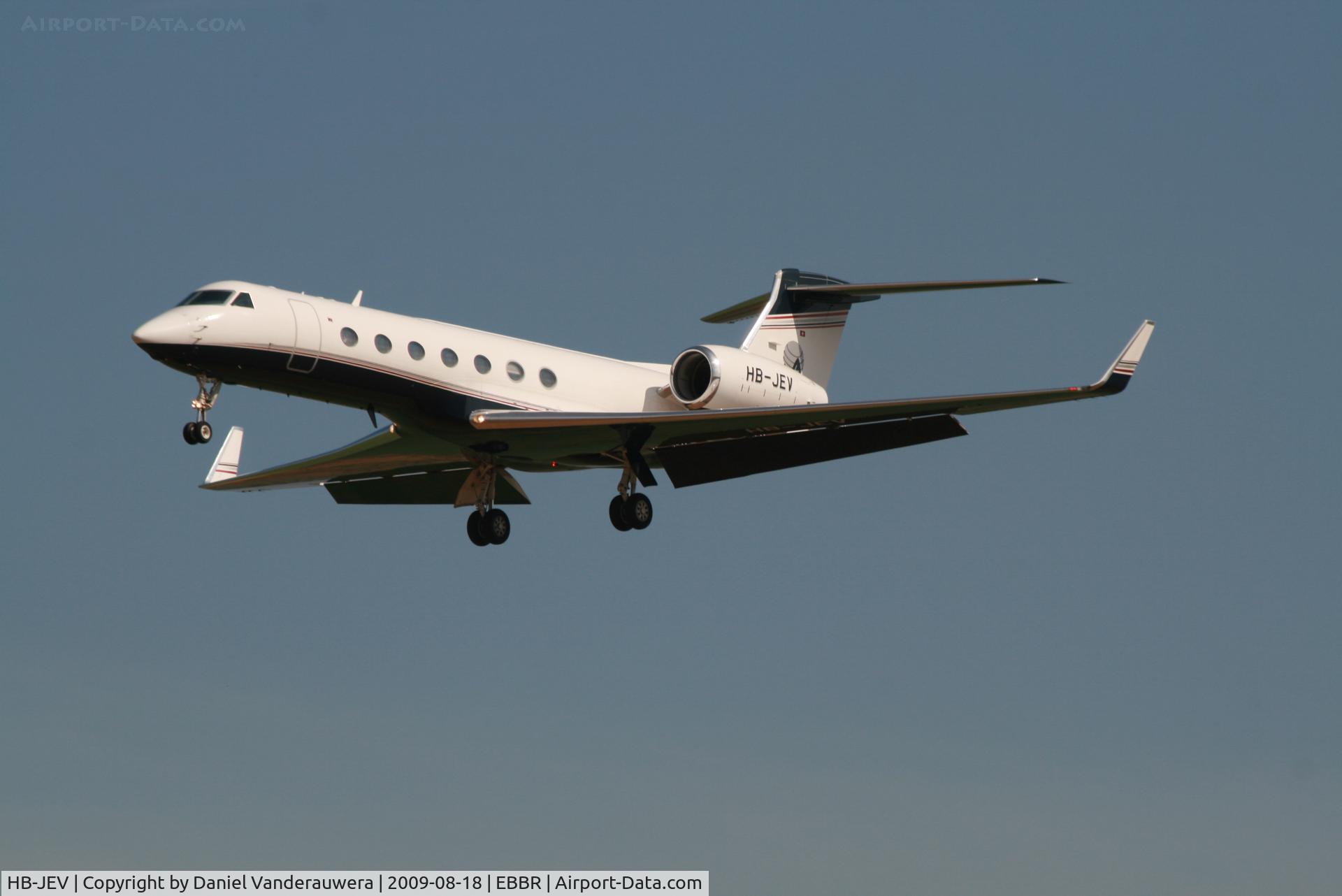 HB-JEV, 2004 Gulfstream Aerospace GV-SP (G550) C/N 5040, Arriving to rwy 25L