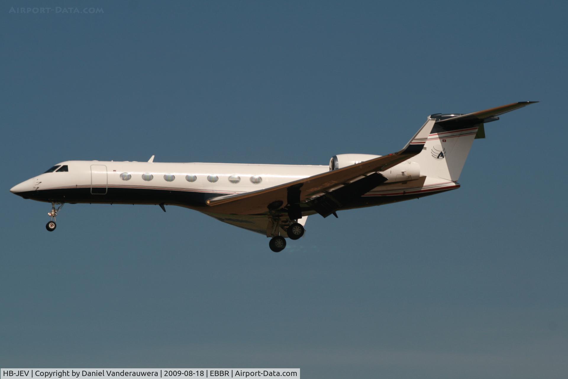 HB-JEV, 2004 Gulfstream Aerospace GV-SP (G550) C/N 5040, descending to rwy 25L
