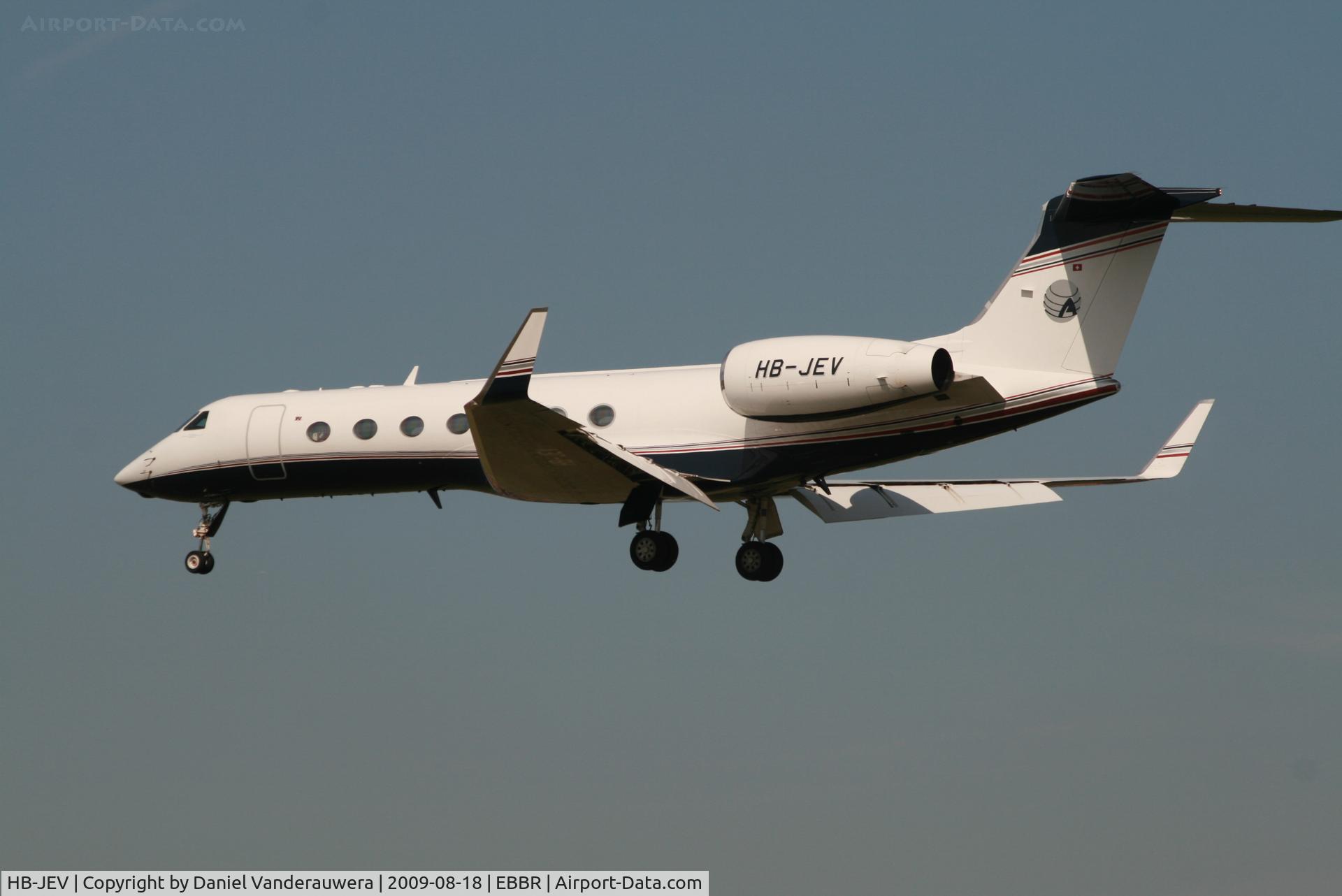HB-JEV, 2004 Gulfstream Aerospace GV-SP (G550) C/N 5040, descending to rwy 25L