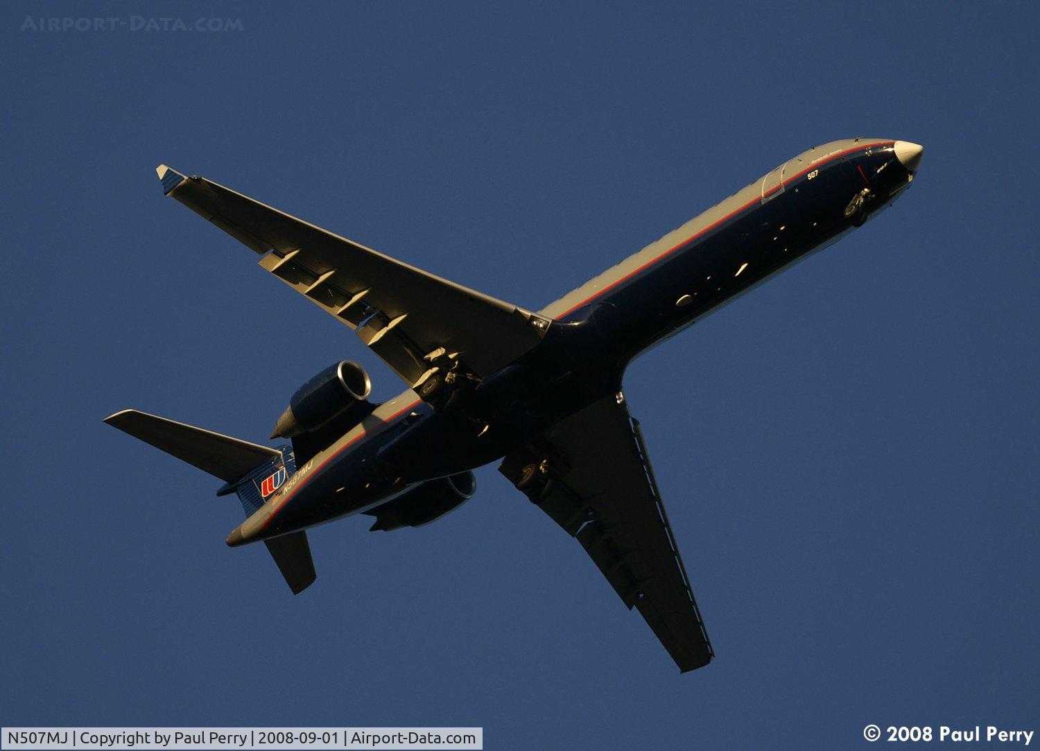 N507MJ, 2003 Bombardier CRJ-701 (CL-600-2C10) Regional Jet C/N 10017, Slipping in to Dulles
