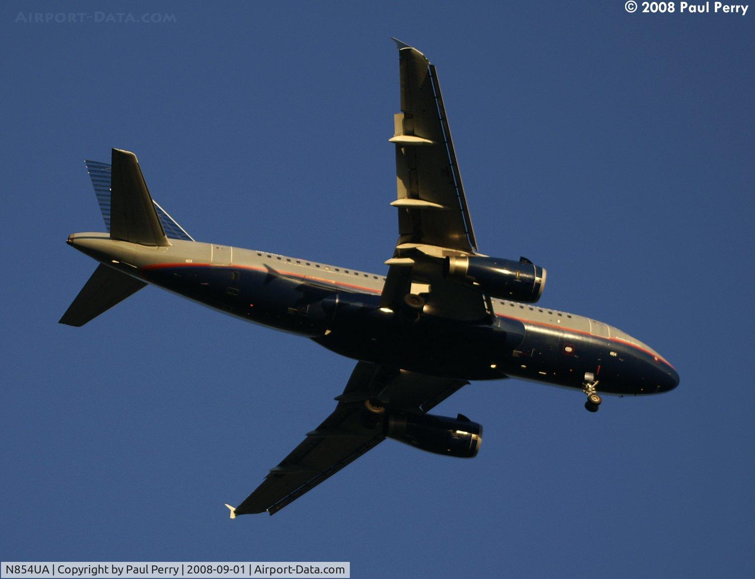 N854UA, 2002 Airbus A319-131 C/N 1731, Roaring overhead, landing shortly