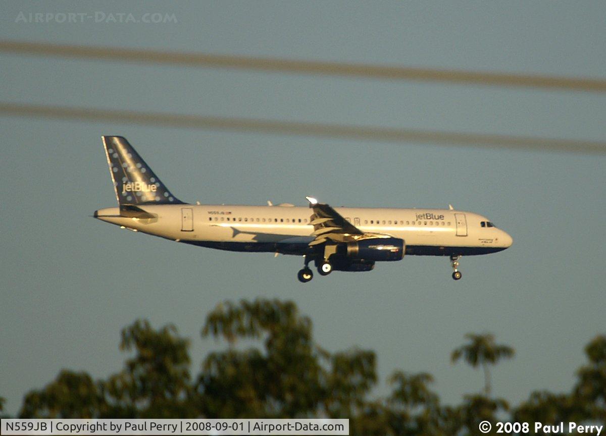 N559JB, 2003 Airbus A320-232 C/N 1917, Sliding down the glidepath to Runway 1 Right