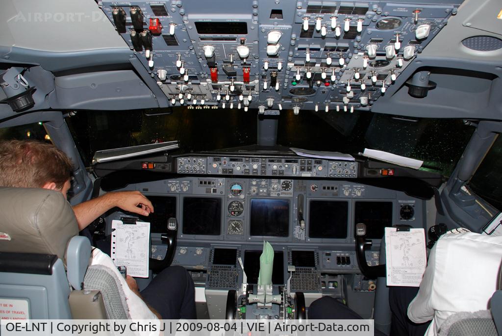 OE-LNT, 2006 Boeing 737-8Z9 C/N 33834, Lauda Air Boeing 737-8Z9 Cockpit, thanks to the friendly crew