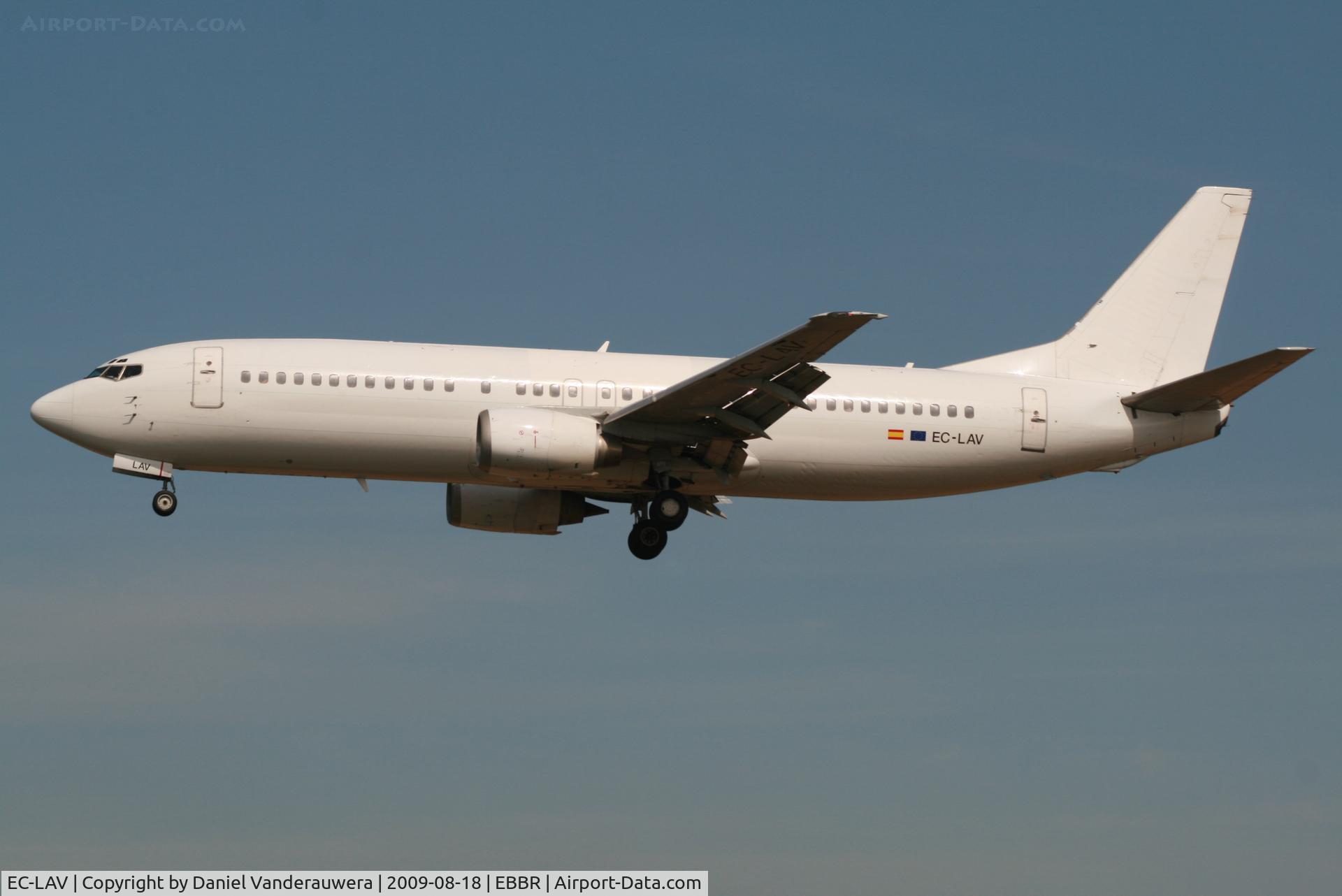 EC-LAV, 1989 Boeing 737-408 C/N 24352, arrival of flight 8A448 to rwy 25L