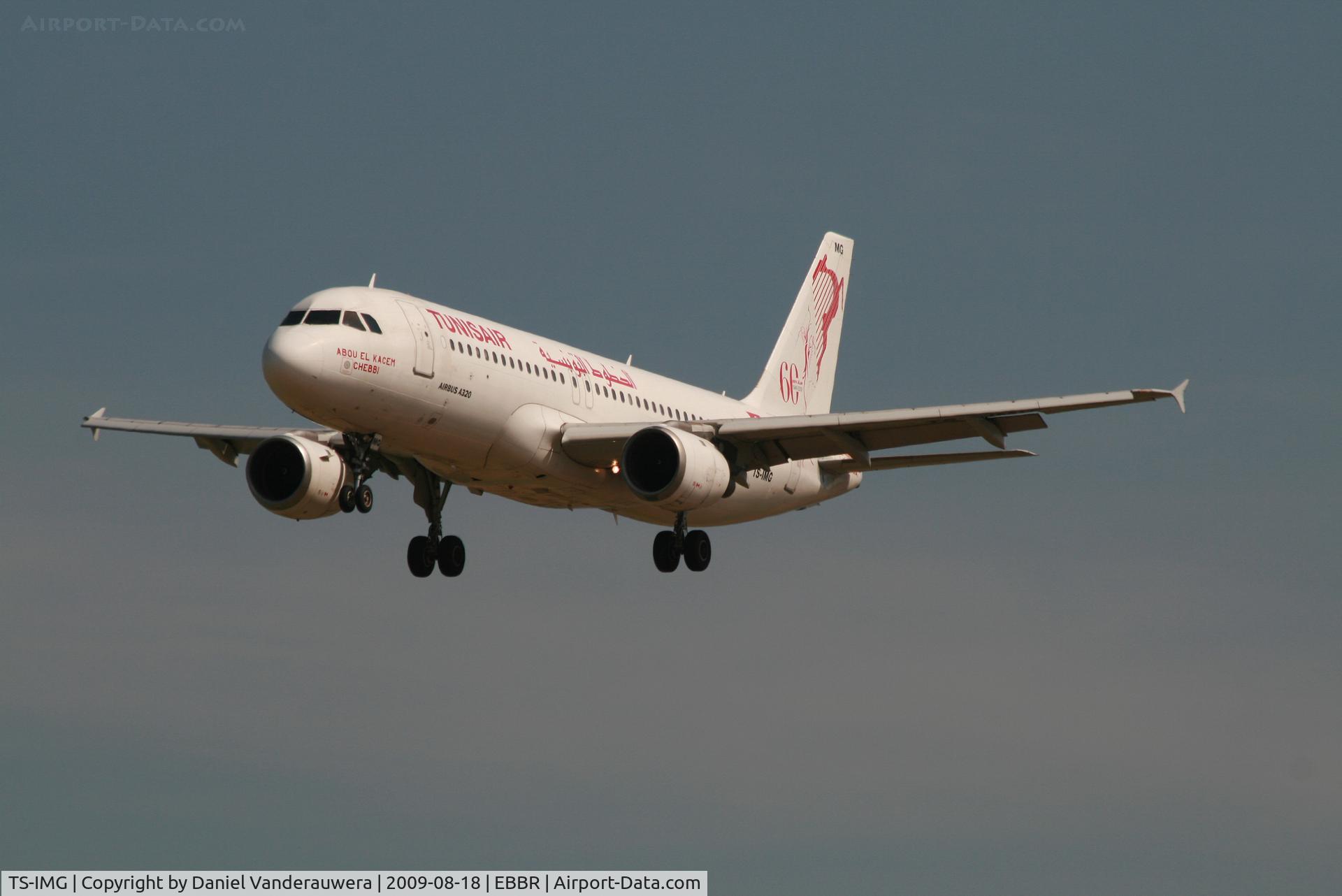 TS-IMG, 1992 Airbus A320-211 C/N 0390, Approach to rwy 25L