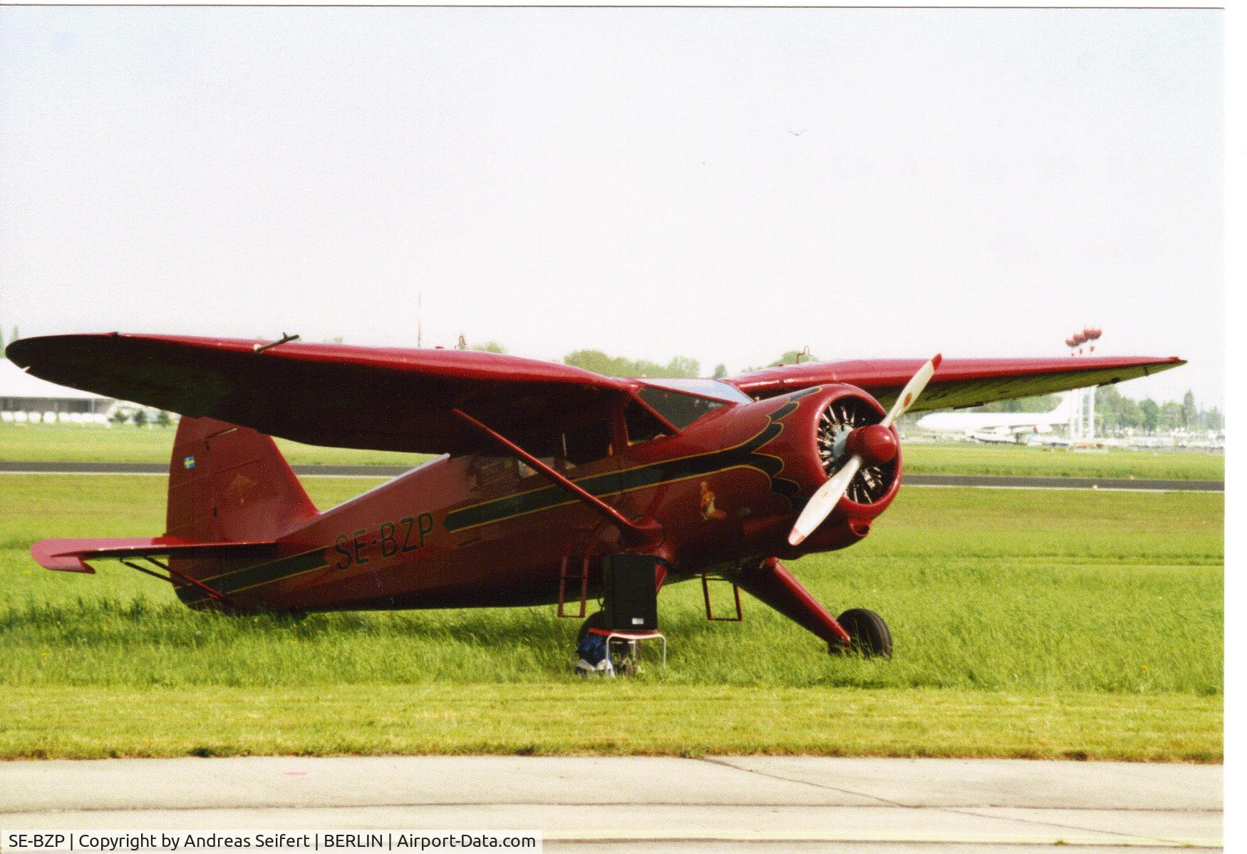 SE-BZP, 1942 Stinson V77 (AT-19) Reliant C/N 6375, Berlin ILA 2002