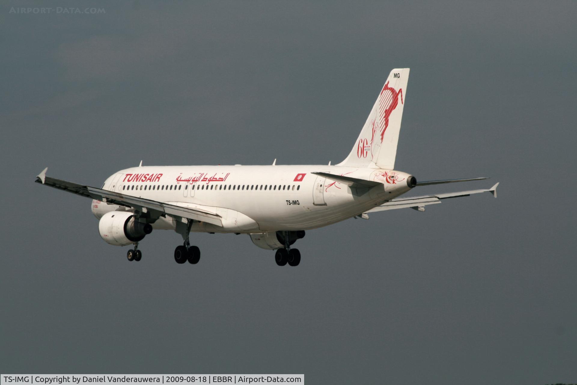 TS-IMG, 1992 Airbus A320-211 C/N 0390, several seconds before landing on rwy 25L