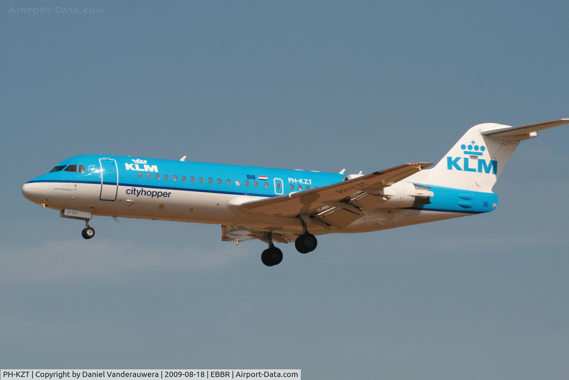 PH-KZT, 1995 Fokker 70 (F-28-0070) C/N 11541, arrival of flight KL1725 to rwy 25L