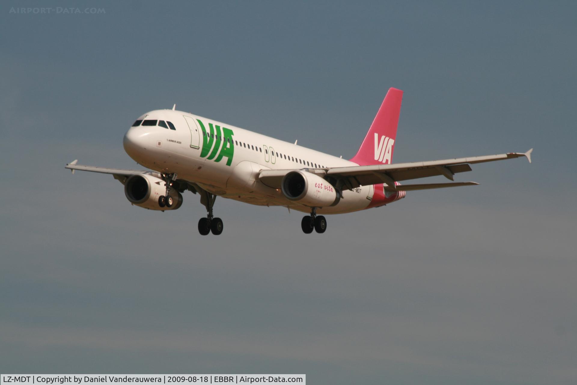LZ-MDT, 2004 Airbus A320-232 C/N 2108, Approach to rwy 25L