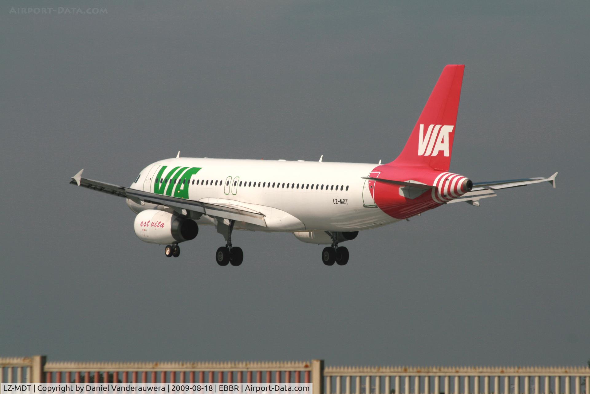 LZ-MDT, 2004 Airbus A320-232 C/N 2108, several seconds before landing on rwy 25L
