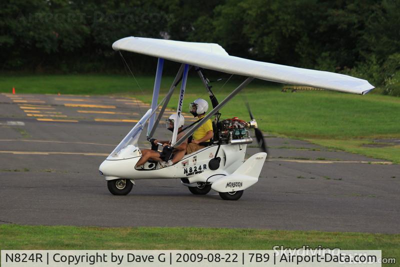 N824R, Apollo Monsoon C/N 000012, Rolling down the runway at Ellington, CT