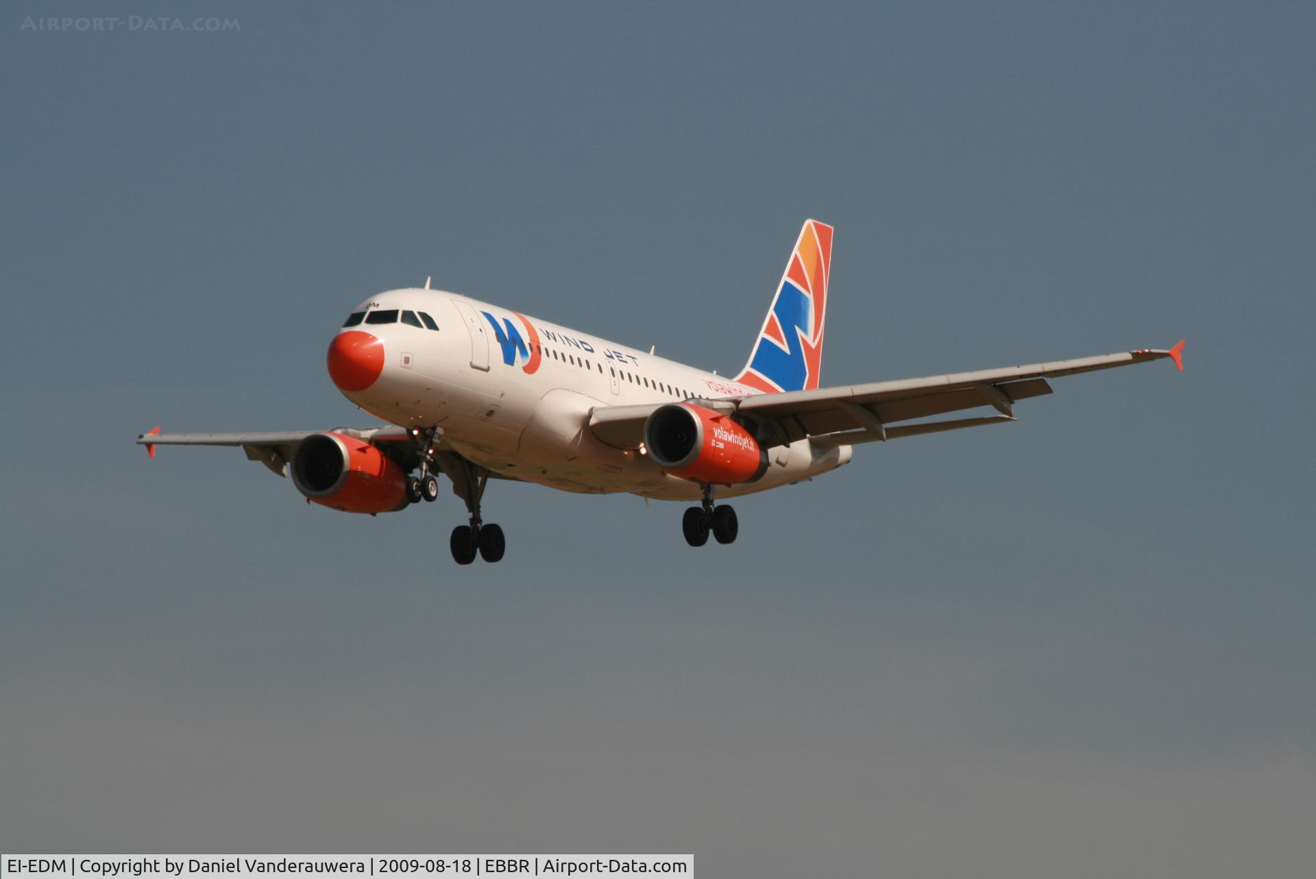 EI-EDM, 2005 Airbus A319-132 C/N 2424, Approach to rwy 25L