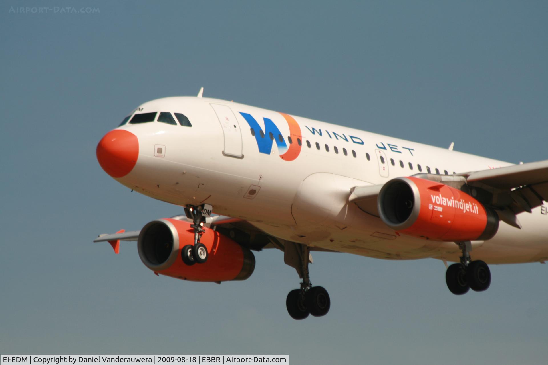 EI-EDM, 2005 Airbus A319-132 C/N 2424, arrival of flight IV428 to rwy 25L