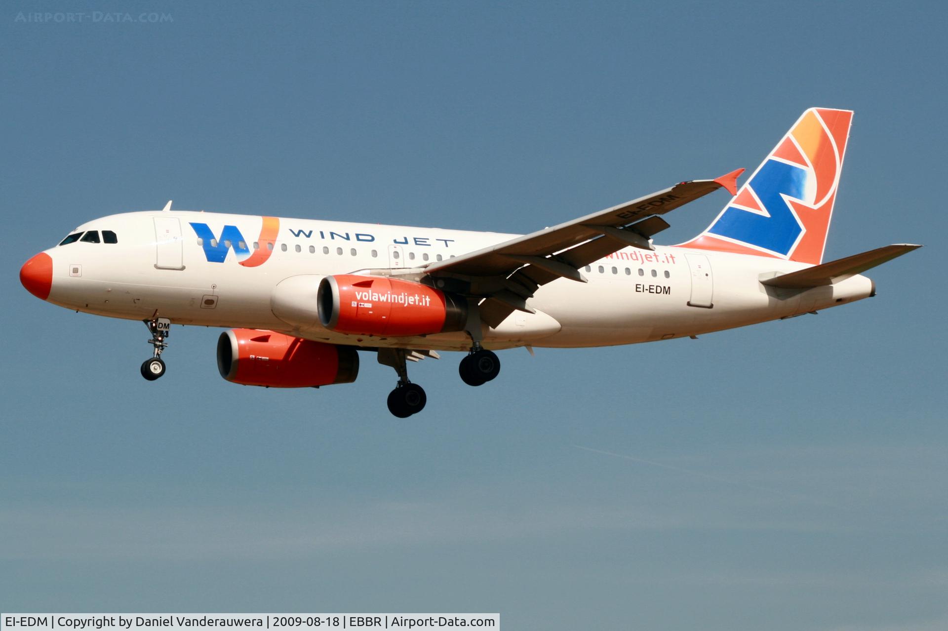 EI-EDM, 2005 Airbus A319-132 C/N 2424, flight IV428 is descending to rwy 25L
