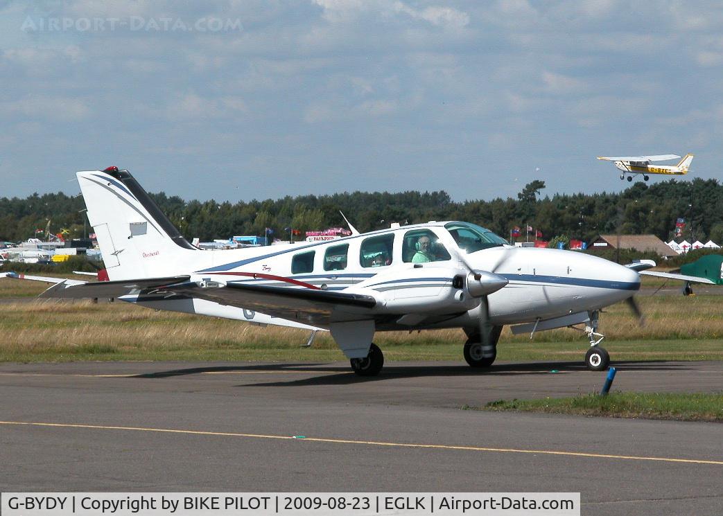 G-BYDY, 1998 Raytheon 58 Baron C/N TH-1852, TAXYING PAST THE CAFE