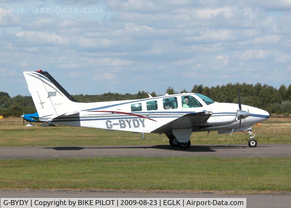 G-BYDY, 1998 Raytheon 58 Baron C/N TH-1852, TAXYING PAST THE CAFE