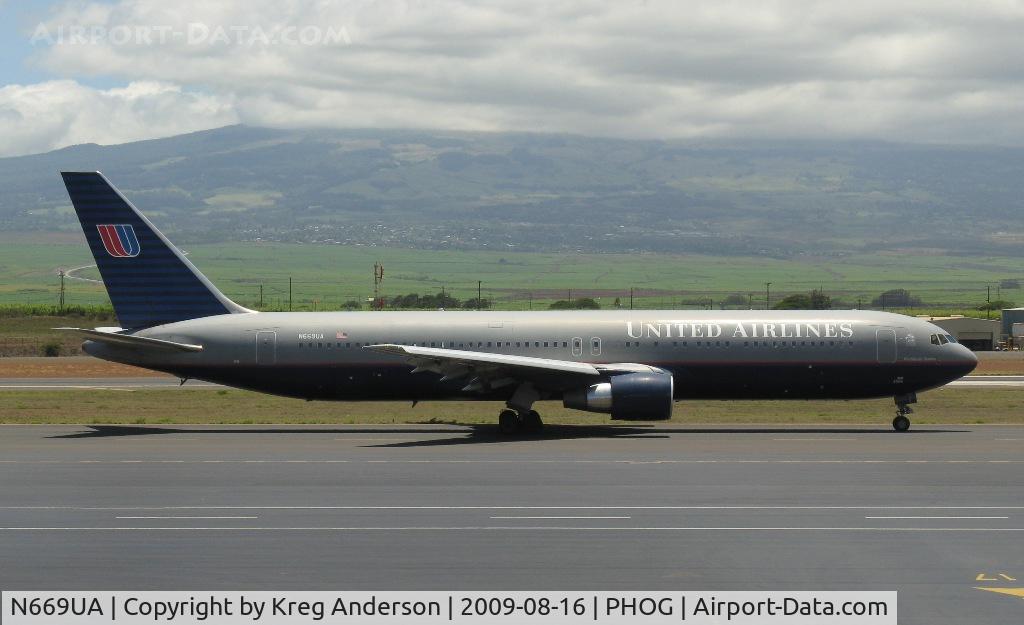 N669UA, 1999 Boeing 767-322 C/N 30025, United Airlines Boeing 767-300