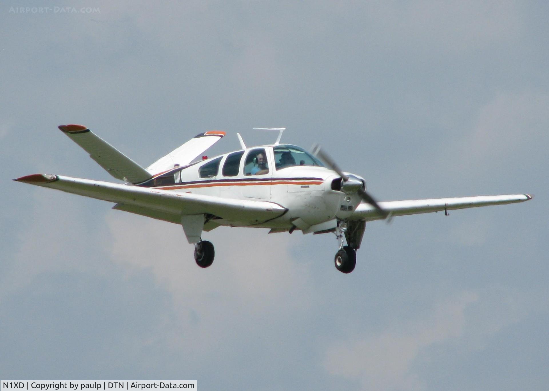 N1XD, 1961 Beech N35 Bonanza C/N D-6702, Landing on runway 14 at the Shreveport Downtown airport.