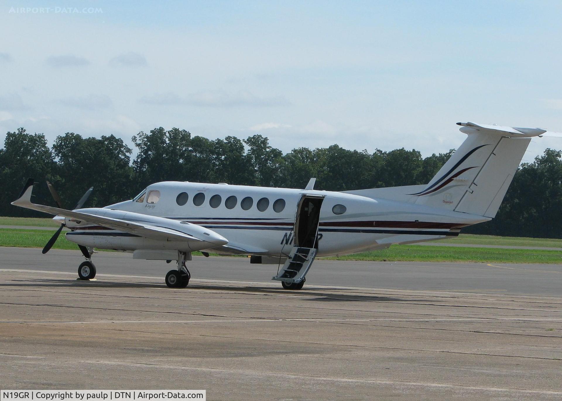 N19GR, Raytheon Aircraft Company B300 C/N FL-414, Downtown Shreveport.