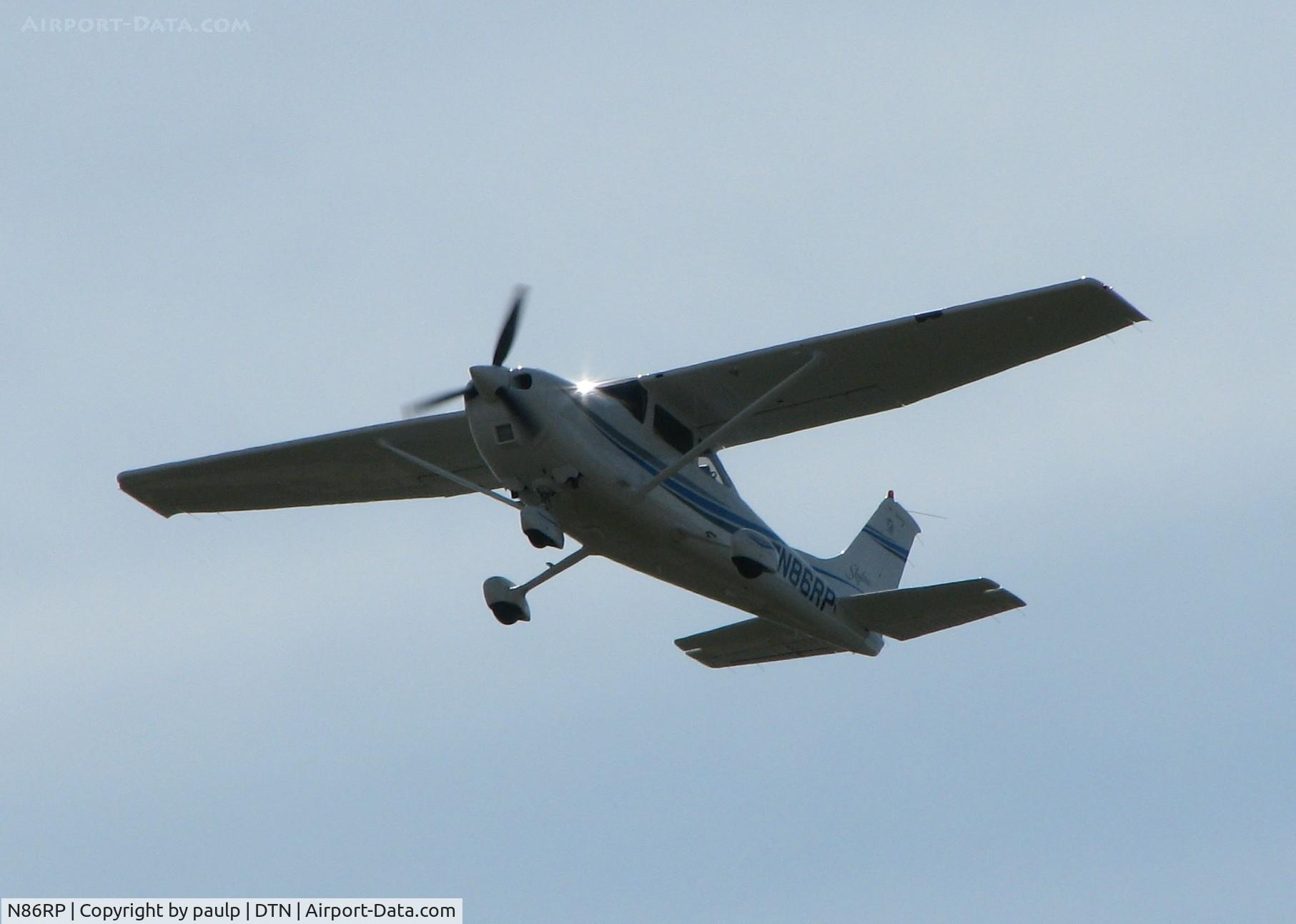 N86RP, 1999 Cessna 182S Skylane C/N 18280651, Off of runway 32 at the Shreveport Downtown airport.