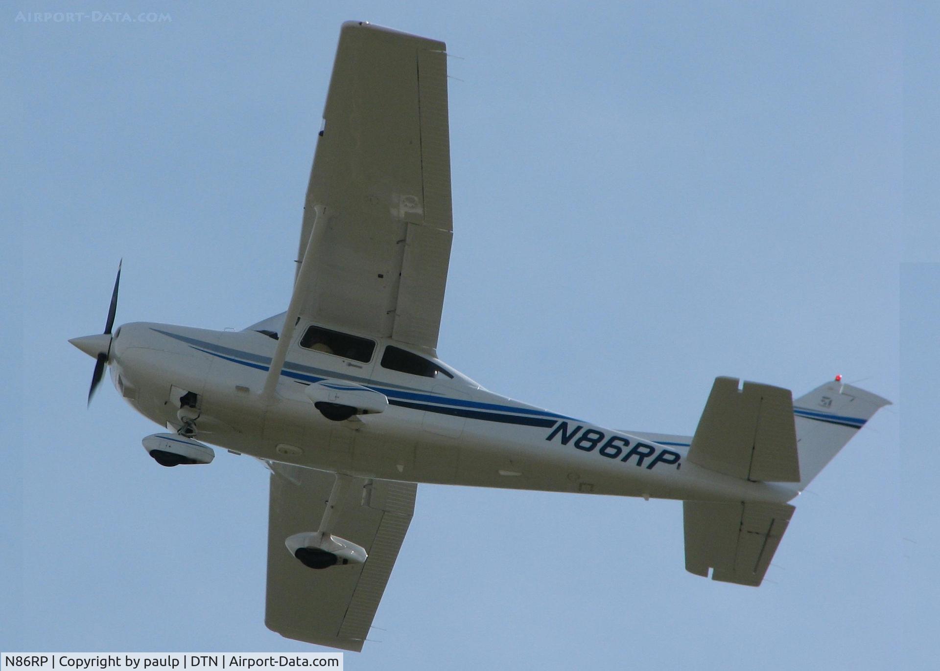 N86RP, 1999 Cessna 182S Skylane C/N 18280651, Off of 32 at Downtown Shreveport.