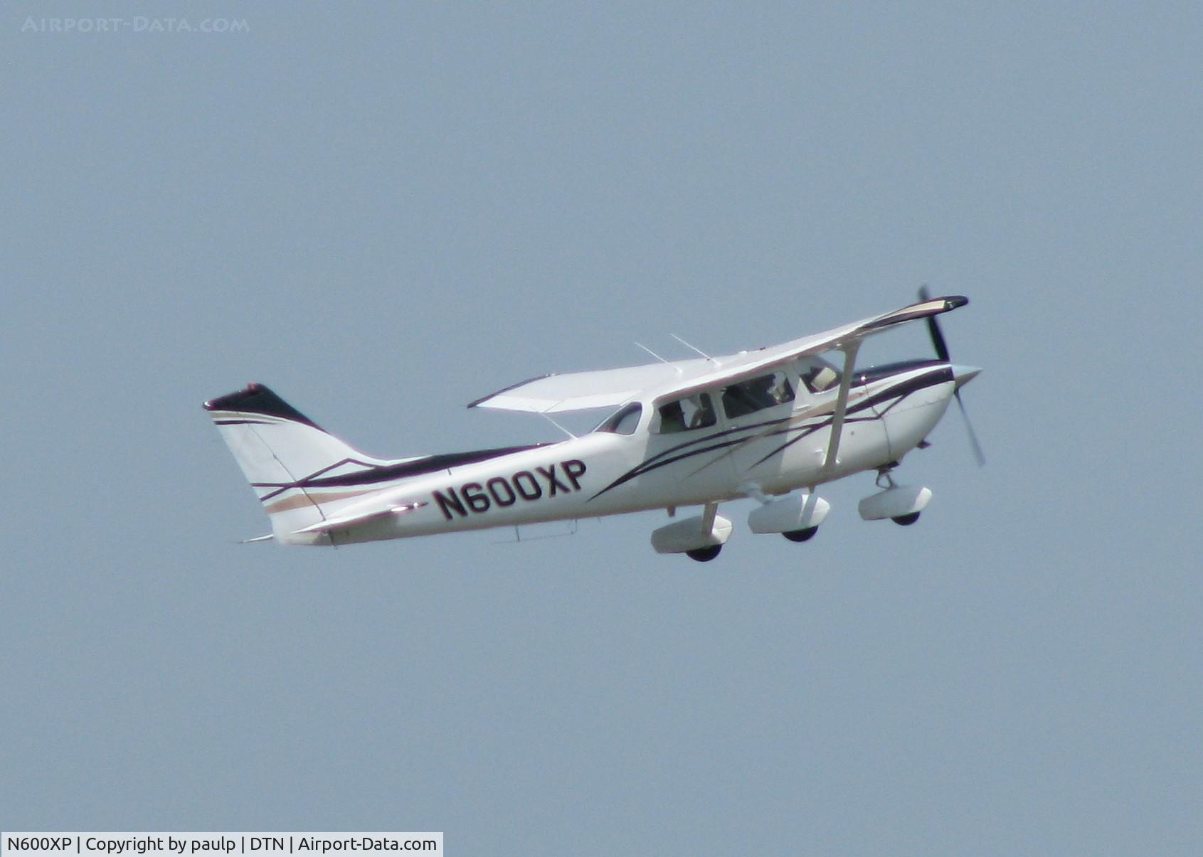 N600XP, 1976 Cessna R172K Hawk XP C/N R1722083, Off of 14 at Downtown Shreveport.
