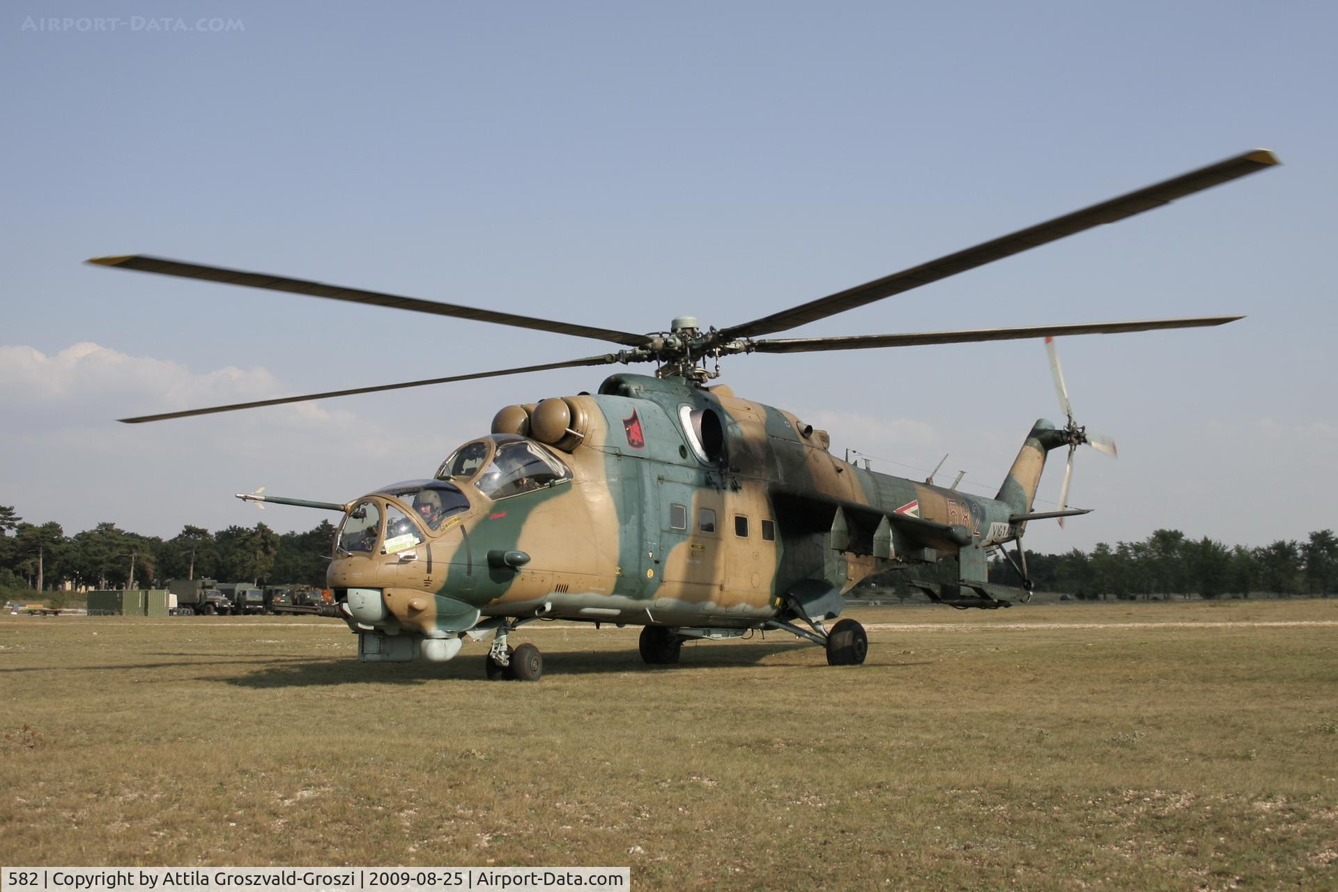 582, 1985 Mil Mi-24D Hind D C/N K220582, Veszprém-Ujmajor temporary army helicopter base. Marksmanship practice, let's go onto the station, Pápa (LHPA) base onto an airport.