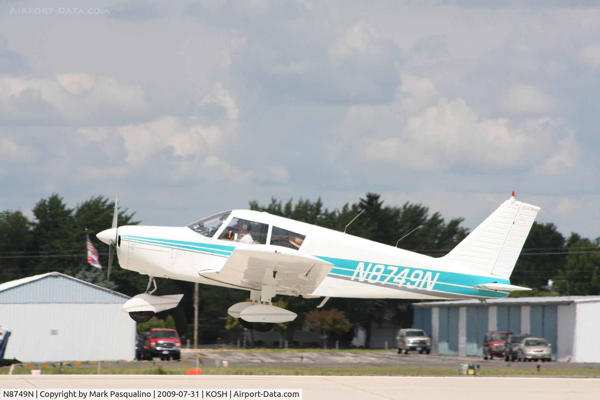 N8749N, 1969 Piper PA-28-140 C/N 28-25569, Piper PA-28-140
