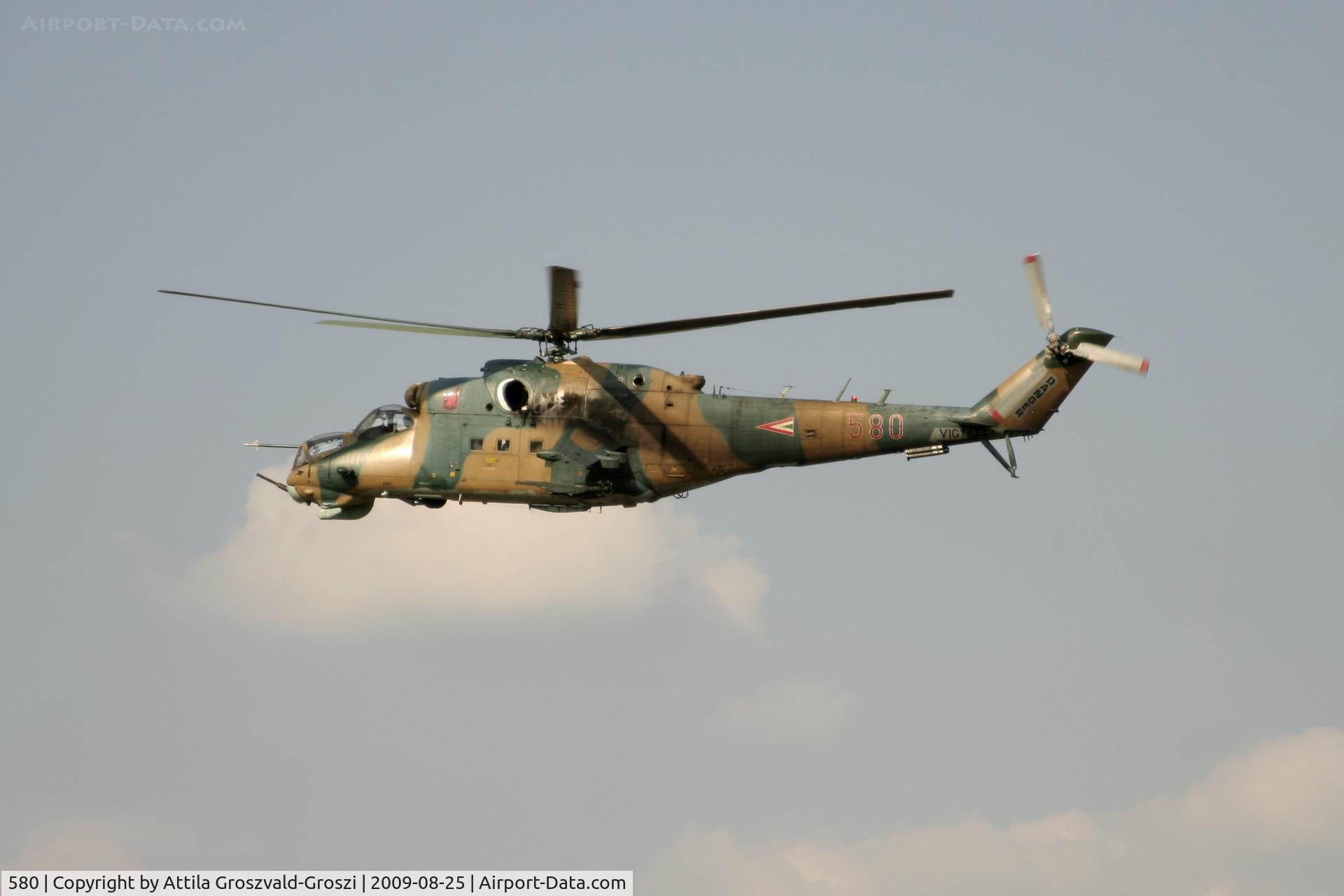 580, 1985 Mil Mi-24D Hind D C/N K220580, Veszprém-Ujmajor temporary army helicopter base. Marksmanship practice, let's go onto the station, Pápa (LHPA) base onto an airport.