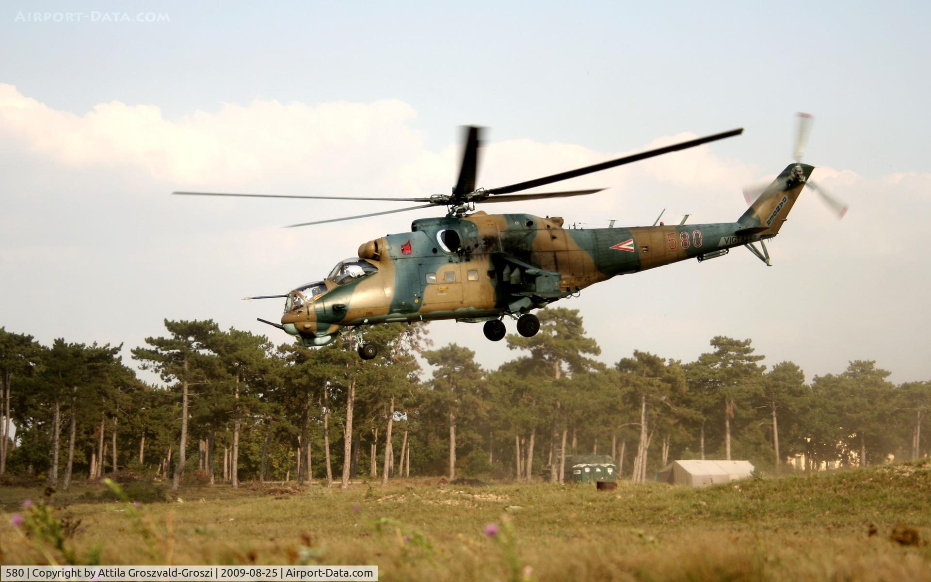 580, 1985 Mil Mi-24D Hind D C/N K220580, Veszprém-Ujmajor temporary army helicopter base. Marksmanship practice, let's go onto the station, Pápa (LHPA) base onto an airport.