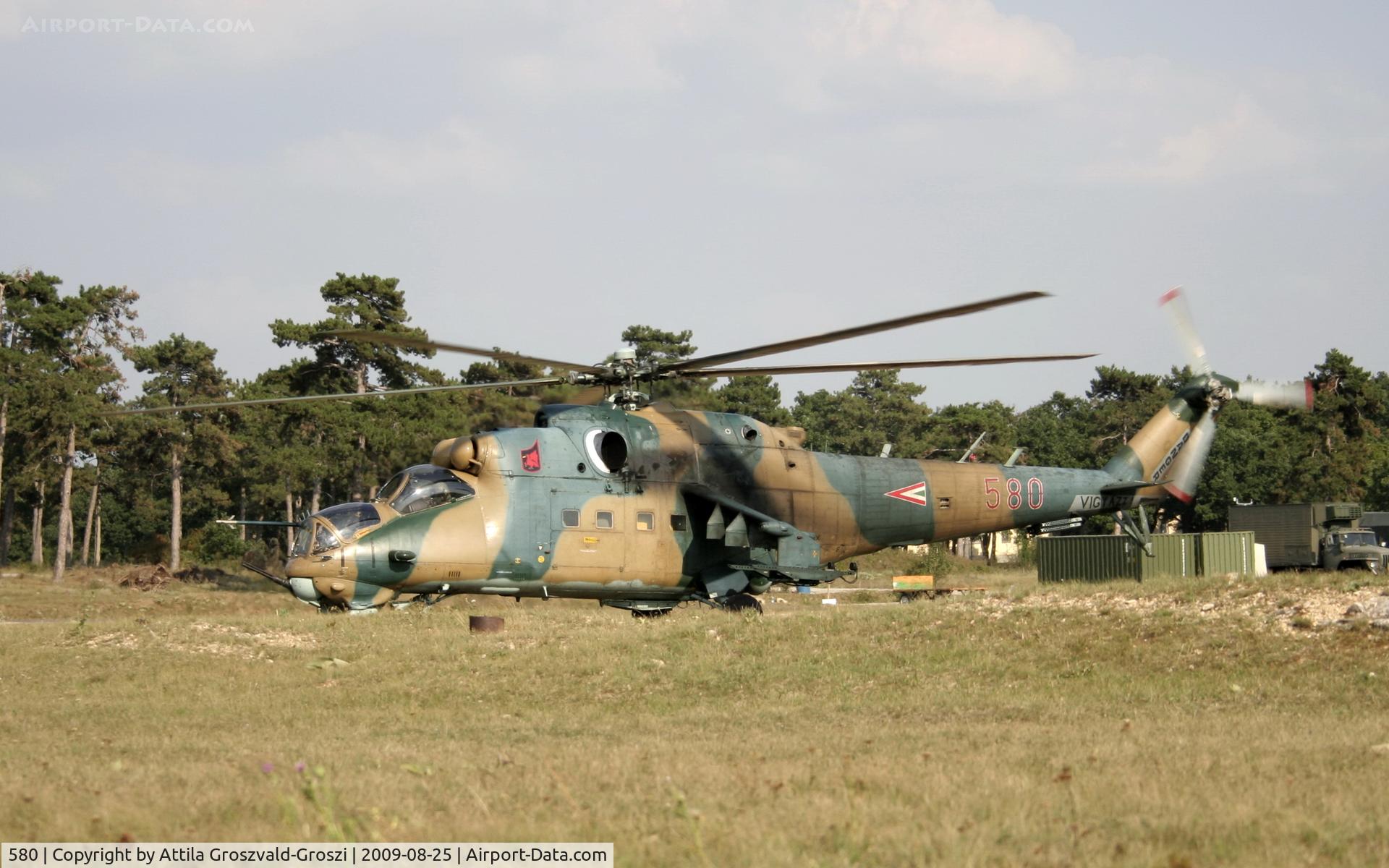 580, 1985 Mil Mi-24D Hind D C/N K220580, Veszprém-Ujmajor temporary army helicopter base. Marksmanship practice, let's go onto the station, Pápa (LHPA) base onto an airport.