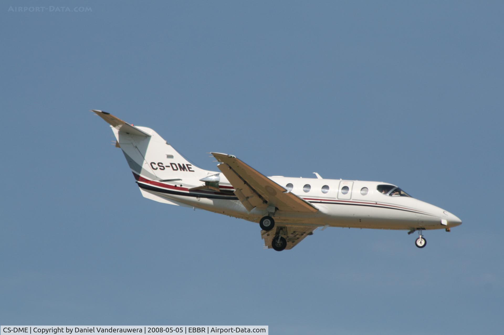 CS-DME, 2005 Hawker Beechcraft 400A Beechjet Beechjet C/N RK-408, descending to rwy 02