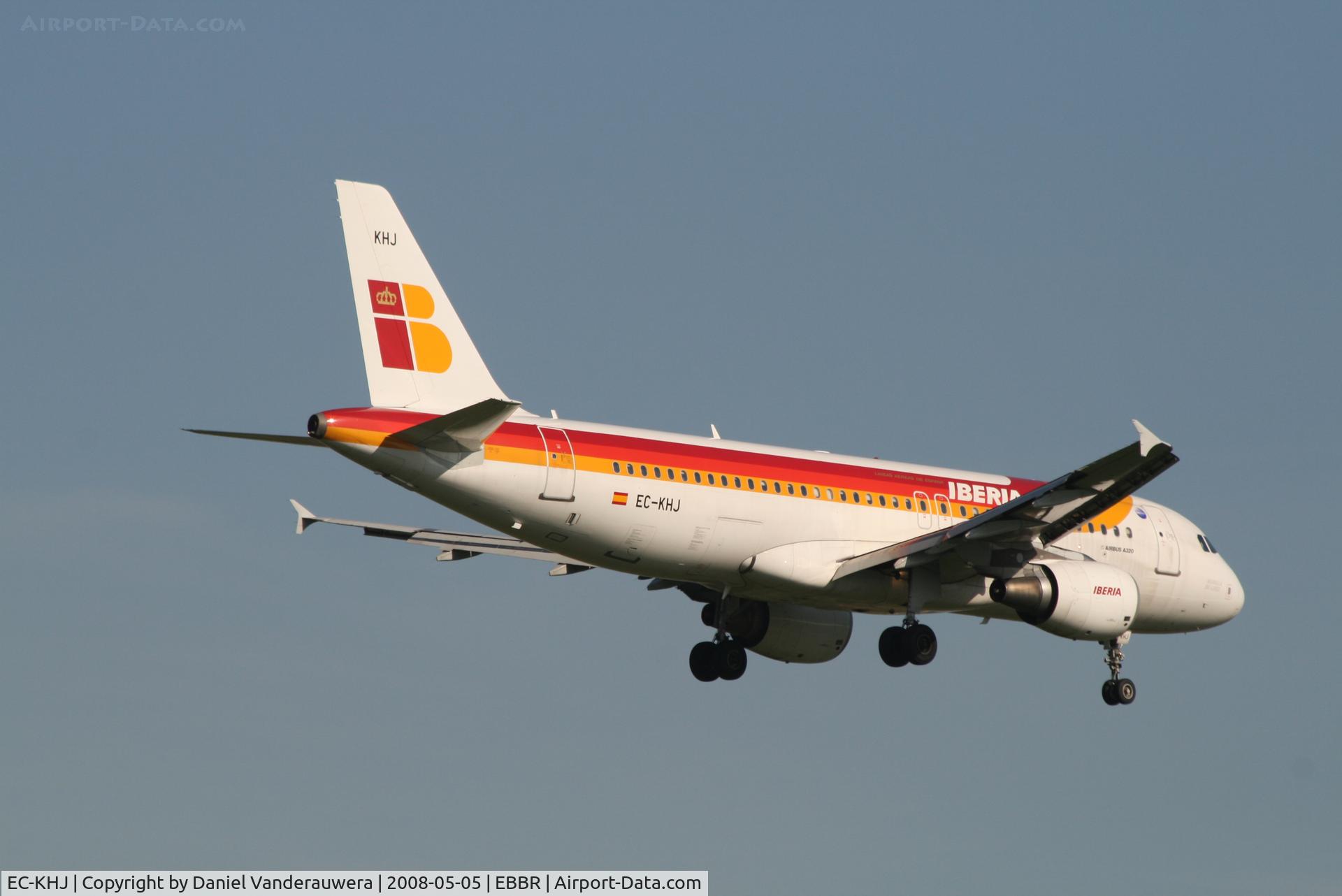 EC-KHJ, 2004 Airbus A320-214 C/N 2347, descending to rwy 02