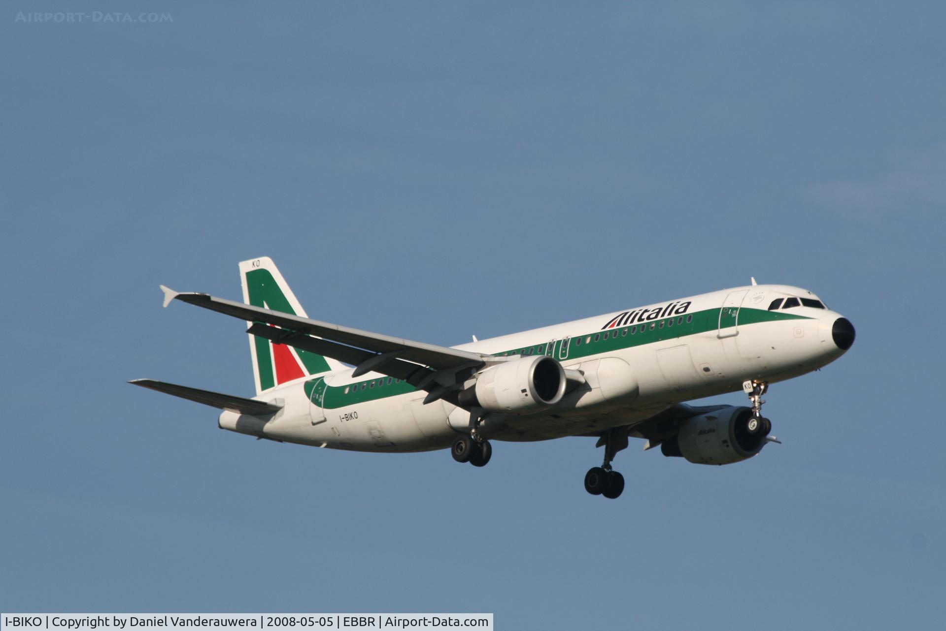 I-BIKO, 2000 Airbus A320-214 C/N 1168, arrival of flight AZ148 to rwy 02