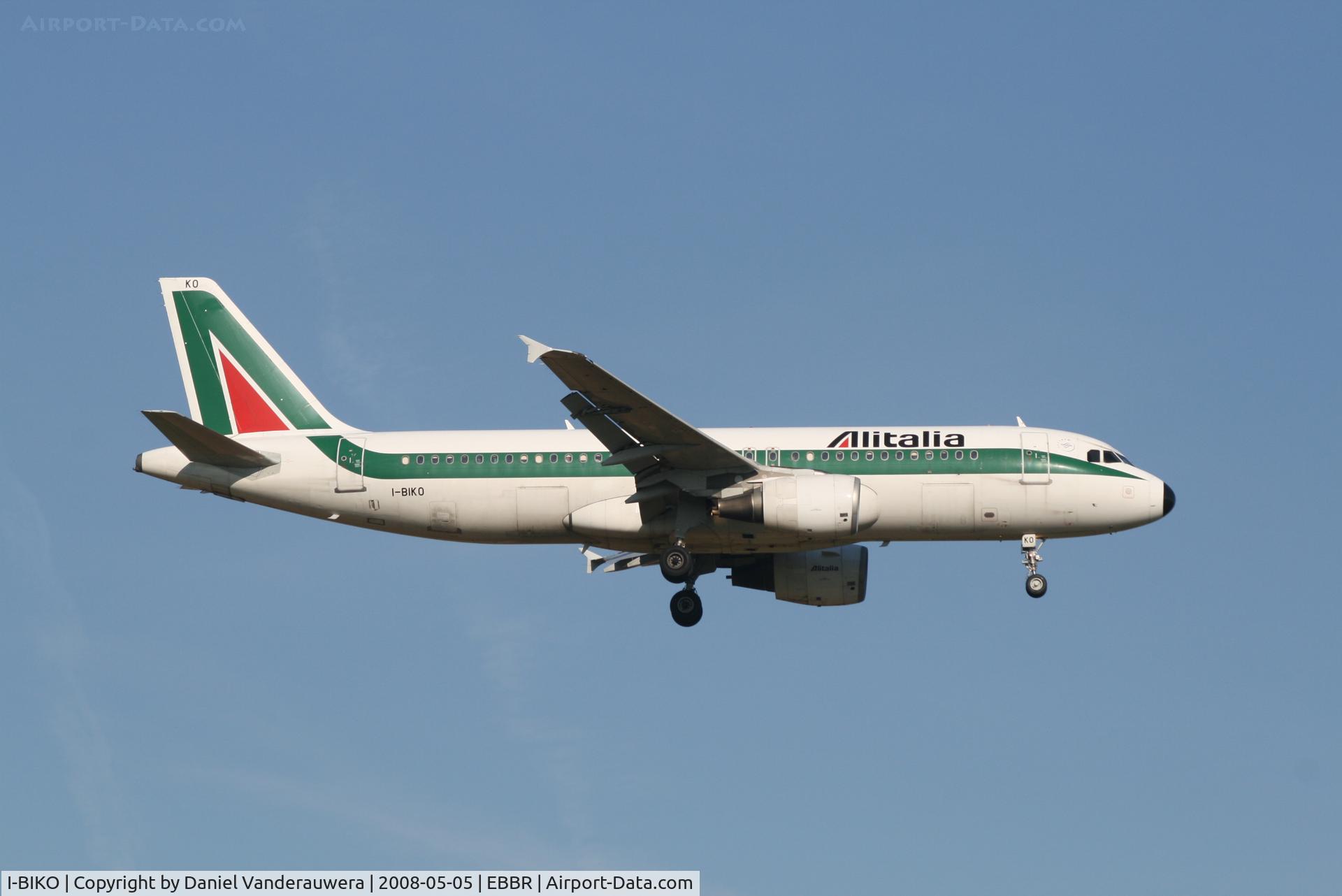 I-BIKO, 2000 Airbus A320-214 C/N 1168, flight AZ148 is descending to rwy 02