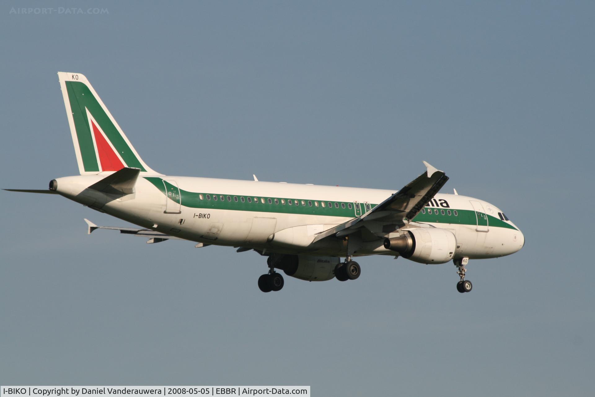 I-BIKO, 2000 Airbus A320-214 C/N 1168, descending to rwy 02