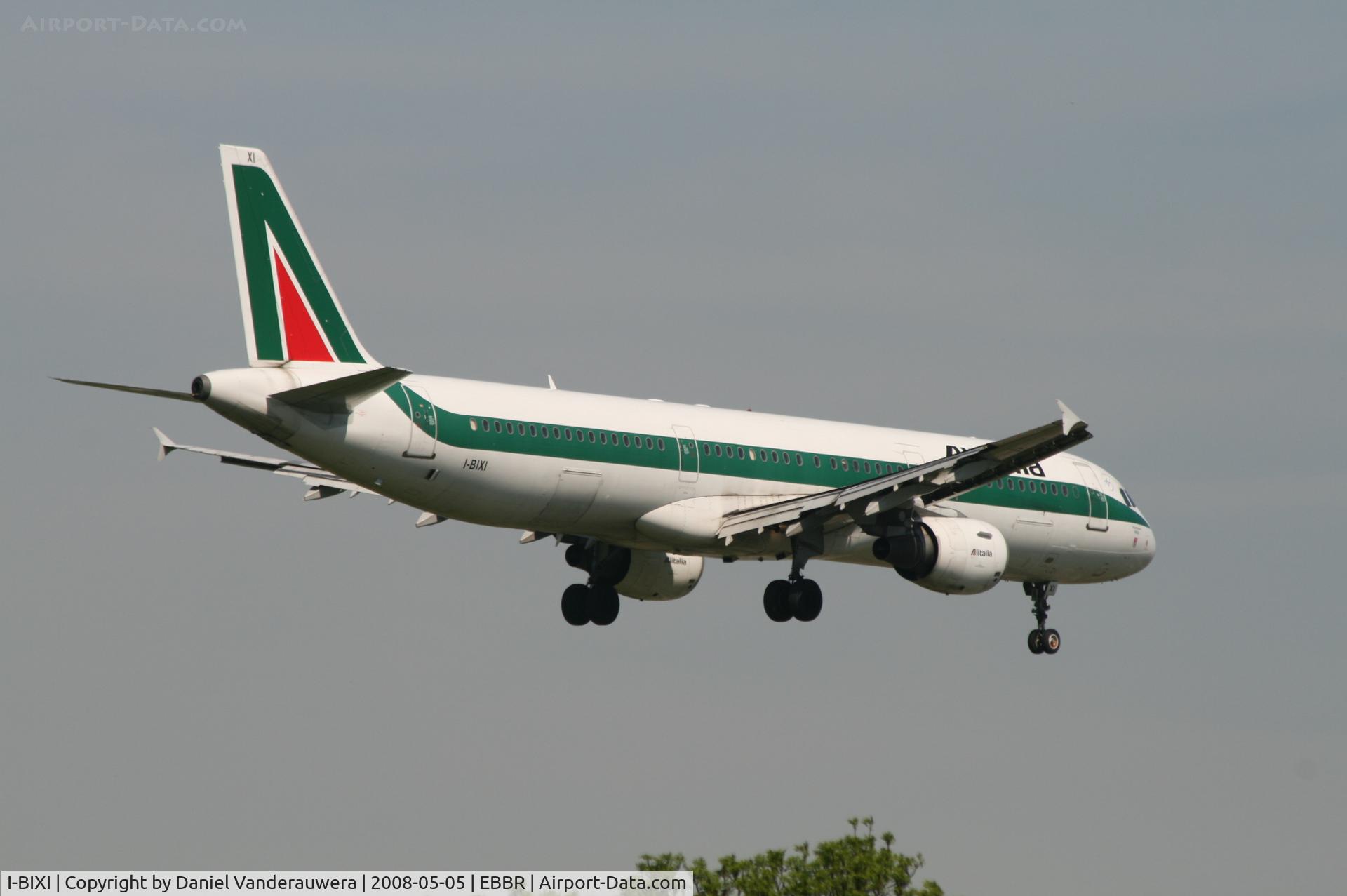 I-BIXI, 1994 Airbus A321-112 C/N 494, descending to rwy 02